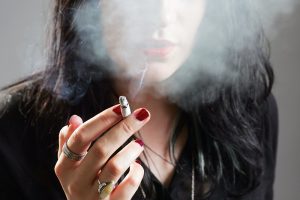Tyrimas: gyventojai nė nenutuokia, kiek mokesčių prarandama dėl prekybos nelegaliais rūkalais