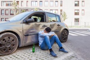 Sostinėje neblaivus vairuotojas įvažiavo į pastato sieną