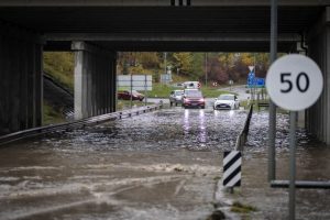 Kelių direkcija spręs lietaus apsemiamo kelio ties Avižienių viaduku problemą