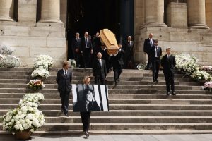Prancūzijoje atsisveikinama su dainininke ir aktore J. Birkin 