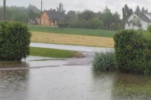 Krakiuose byra užtvankos, gyventojai nerimauja: turėsime dažniau vaikščioti į bažnyčią ir melstis