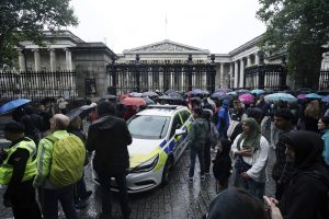 JK policija sulaikė vyrą, įtariamą sužalojus peiliu žmogų prie muziejaus