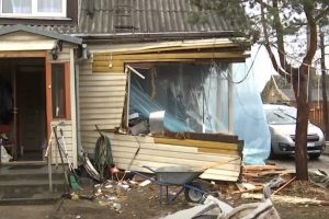 Šiurpi nelaimė: į namą įsirėžė vilkikas – šeima per plauką liko gyva, tačiau nebeturi pastogės
