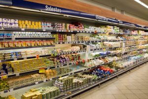 Pusšimtis Seimo narių prekybos tinklus ragina žymėti tiekiančių į Rusiją bendrovių prekes