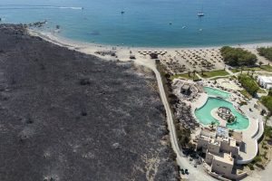 Viduržemio jūros regione tvyrant alinančiam karščiui ugniagesiai bando suvaldyti gaisrus