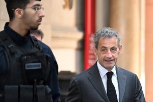 Skandalas dėl Prancūzijos vadovo – hiperprezidentas segės apykoję?