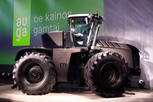 Lietuviai sukūrė naujos kartos traktorių, kuris varomas neįprastais degalais