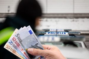 Jurbarko rajone beteisis vairuotojas bandė išsisukti nuo atsakomybės: davė 50 eurų kyšį