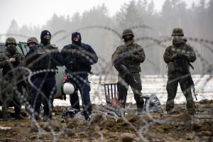 Lenkija priima ukrainiečius, bet vykdo išstūmimus prie Baltarusijos sienos