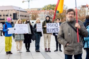 Šeimų sąjūdžio mitinge išvengta konflikto: pareigūnai oponentų prašė išvykti