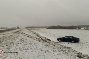 Naujųjų metų savaitgalis keliuose: per eismo įvykius nežuvo nė vienas žmogus, nukentėjo 37