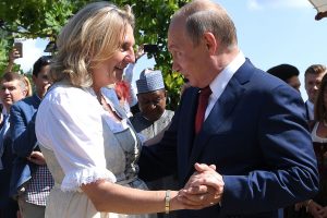 Su V. Putinu šokusi buvusi Austrijos ministrė traukiasi iš „Rosneft“