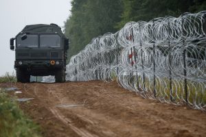 Lenkija baigia rengti planus tvoros statybai prie Baltarusijos sienos