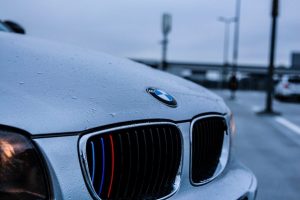 Važinėjimas vogtu BMW latviui kainavo brangiai: turės susimokėti 10 tūkst. eurų baudą
