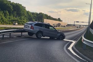 Kaune – avarija: „Mercedes-Benz“ užvažiavo ant kelio atitvaro