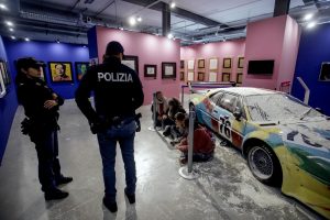 Klimato aktyvistai ir toliau siautėja: Milane miltais apipylė A. Warholo kūrinį