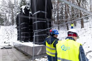 Savivaldybė pradėjo nukelti sovietines skulptūras Antakalnio kapinėse