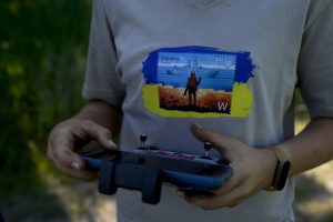Ekspertai: pigūs dronai negali prilygti Ukrainos artilerijos ugnies galiai