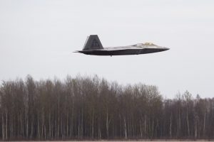 NATO naikintuvai praėjusią savaitę du kartus kilo lydėti Rusijos orlaivių