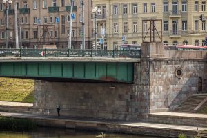 Sostinėje pradėti Žaliojo tilto atnaujinimo darbai, nukelta meninė instaliacija