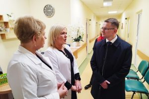 Plungės gydymo įstaigose apsilankęs A. Dulkys pristatė planuojamas priemones, kurios mažins eiles ir krūvį gydytojams