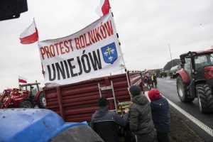 Protestuojantys lenkų ūkininkai leis daliai sunkvežimių važiuoti į Ukrainą