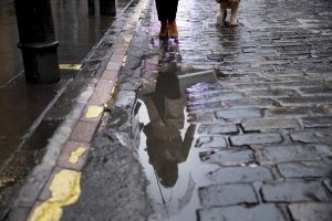 Kelininkai: trečiadienio rytą šalies keliai daugiausia drėgni, vietomis eismo sąlygas sunkina rūkas