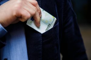 Seimas ruošiasi savivaldos politikams nustatyti algas: gautų 640–805 eurus „į rankas“