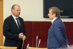 Žiebiasi žodžių karas: R. Karbauskis atsikirto, kad S. Skvernelis nusišneka