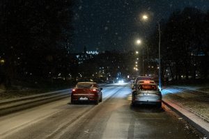Kelininkai įspėja: naktį eismo sąlygas sunkins plikledis ir šlapdriba