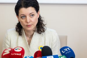 Ministrė sureagavo į kritiką: globa turėtų būti prieinama visiems žmonėms