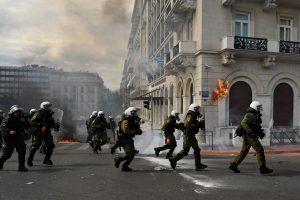 Graikijoje po protestų dėl traukinių katastrofos atleistas policijos viršininkas