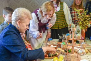 Prezidentė Trakuose dažė kiaušinius, mokėsi austi ir gamino kibinus