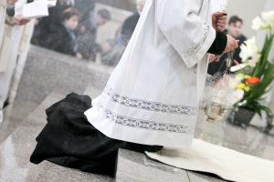 Dėl nepilnamečių seksualinio išnaudojimo kunigas J. Kusas pašalintas iš dvasininkų