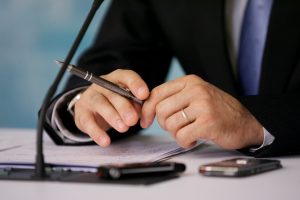 Teisingumo ministerija planuoja didinti notarų skaičių