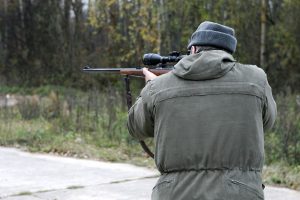 Vyriausybė pritaria privalomam medžiotojų draudimui, bet projektą siūlo tobulinti