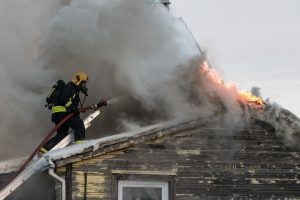 Mažeikių rajone sudegė negyvenamas sodo namas, įtariamasis areštinėje