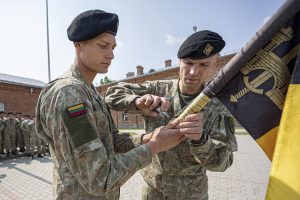 Privalomąją pradinę karo tarnybą baigė beveik 900 jaunuolių