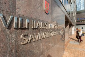 Teismas: Vilniaus valdžia neturi sumokėti žmogui už tuopos apgadintą seną BMW