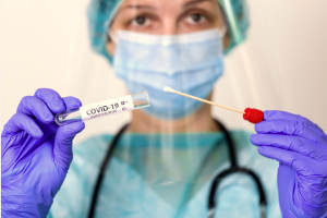Pasaulis skuba stabdyti naujos koronaviruso atmainos iš Pietų Afrikos plitimą