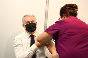 Prezidentas pasiskiepijo trečia vakcinos doze nuo COVID-19: parodė pavyzdį Šalčininkams