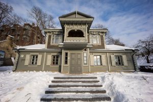 Į žemę smigęs Užupio medinukas virto medinės architektūros puošmena