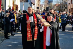 Pasiruošimas Velykoms – laikantis tradicijų: klaipėdiečiai nešė kryžių