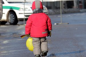 Jakų gyventojai sunerimę: tamsaus gymio vyras į savo automobilį mėgino įsisodinti berniuką?