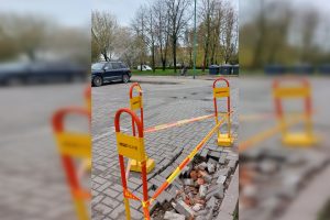 Automobilių stovėjimo aikštelės neįgaliojo vietoje – duobė