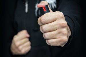 Aikštelėje siautėjo 18-metis: pradūrė padangą, smurtavo prieš vyrą ir moterį, purškė dujas