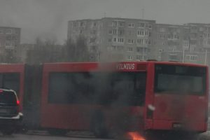 Sostinėje užsiliepsnojo miesto autobusas: skubiai išlaipinti keleiviai