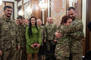 Kyjivas: per apsikeitimą belaisviais su Rusija paleisti 64 ukrainiečiai, JAV pilietis