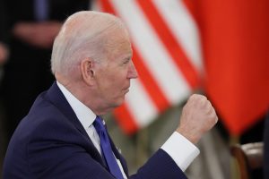 Kinija dėl įtariamo šnipinėjimo baliono kaltina J. Bideną „sakant viena ir darant kita“