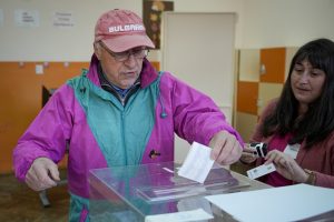 Apklausos rodo, kad Bulgarijos rinkimuose balsai pasiskirstys po lygiai